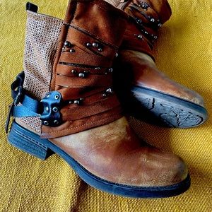 Tan pair of  distressed shirt boots. Size 40 but fits size 10.